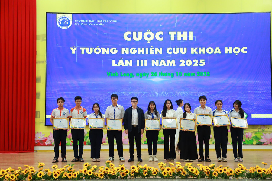 Đại diện Ban giám khảo trao giải cho các ý tưởng đạt thành tích cao. y-tuong-nckh-4.jpg