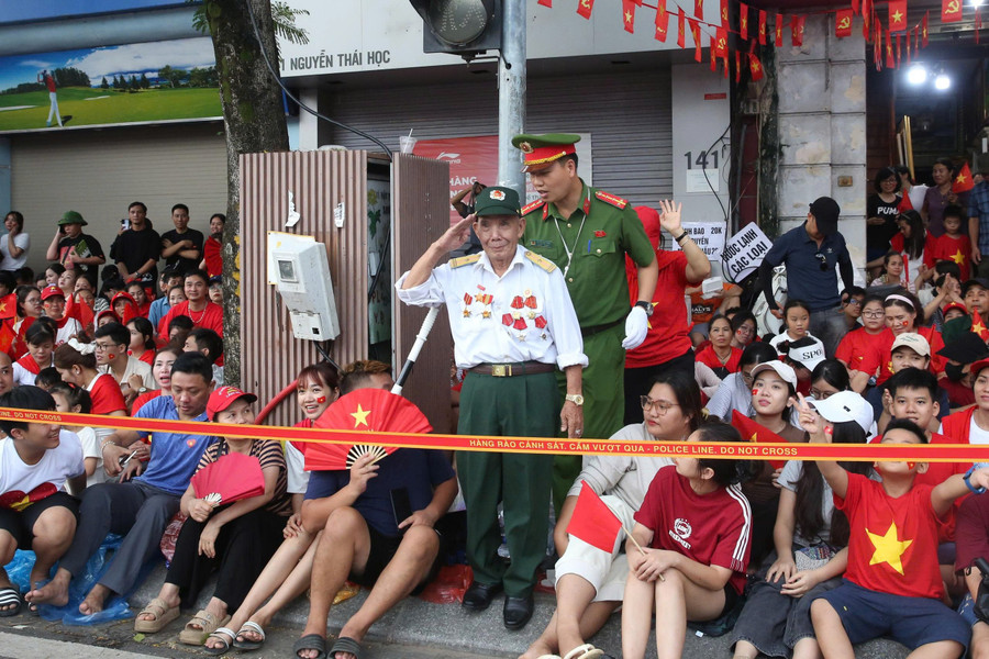 Người dân có mặt từ sớm xếp hàng, chờ xem buổi tổng hợp luyện lần 2. c16.jpg