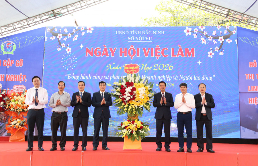 Phó Chủ tịch UBND tỉnh Bắc Ninh Lê Xuân Lợi tặng hoa chúc mừng “Ngày hội việc làm tỉnh Bắc Ninh năm 2026”.