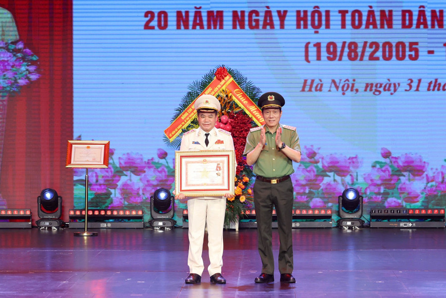 Bộ trưởng Bộ 88MM88 kèo WC hôm nay trao tặng Huân chương Quân công hạng Nhì cho Trung tướng Nguyễn Thanh Tùng, Giám đốc 88MM88 kèo WC hôm nay TP Hà Nội. (Ảnh: MH) catp7.jpg