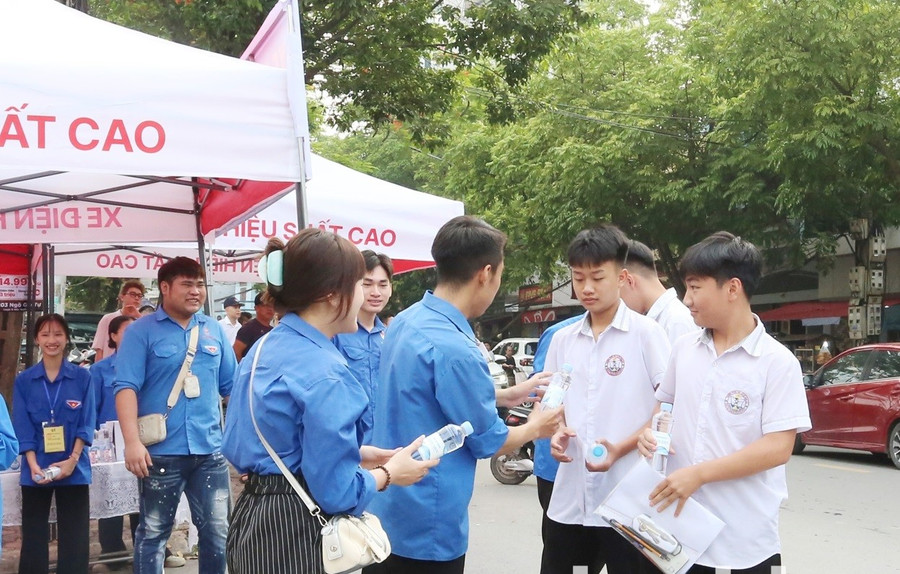 Từ rất sớm các tình nguyện viên đã có mặt tại điểm thi để chuẩn bị hỗ trợ các Đăng nhập vào MM886 Việt Nam. bn-nen.jpg