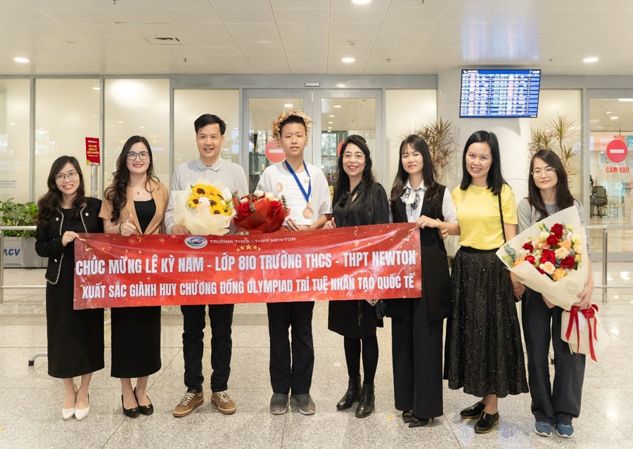 Ban Giám hiệu Trường Newton, thầy cô và gia đình đón Kỳ Nam tại sân bay.