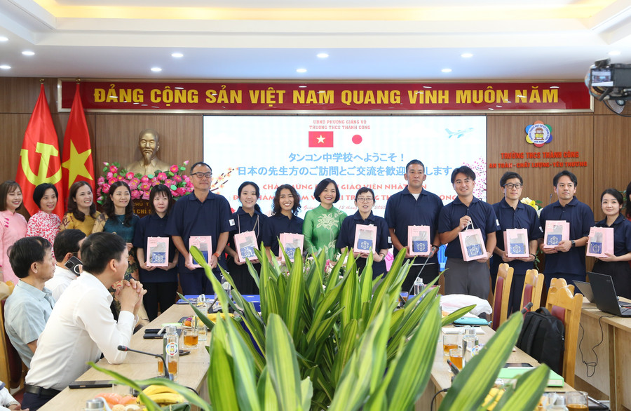 Đại diện Trường THCS Thành Công trao quà và chụp ảnh lưu niệm với đoàn Trung Tâm Đăng Nhập MM88 Chính Thức Mới Nhật Bản. c4.jpg