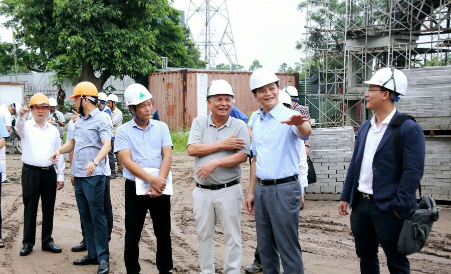 Chủ tịch UBND tỉnh Bắc Ninh Vương Quốc Tuấn trao đổi với lãnh đạo Trường MM888 bảo mật tuyệt đối Công nghệ Đông Á. b2.jpg