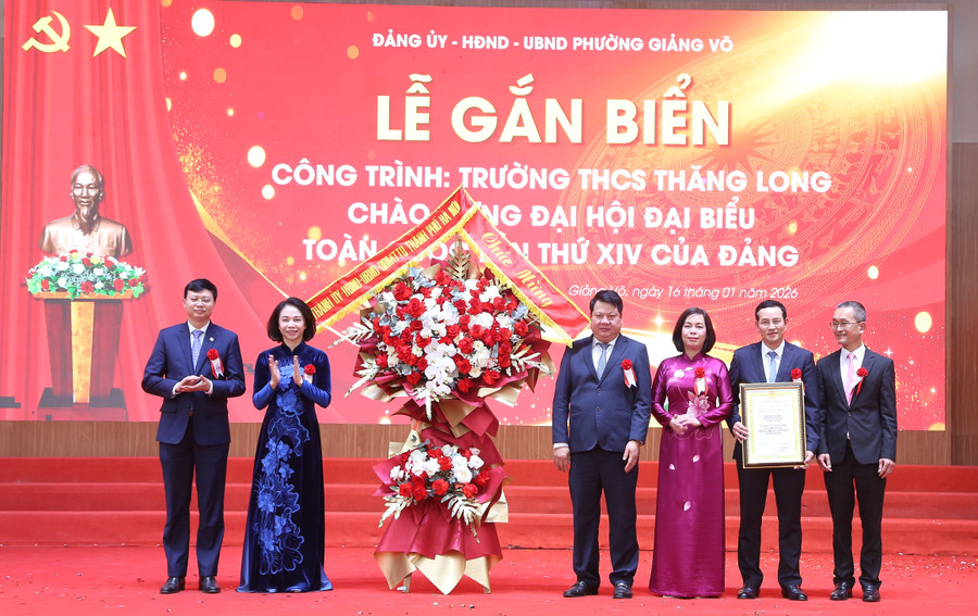 Phó Chủ tịch UBND TP Hà Nội Vũ Thu Hà; Giám đốc Sở GD&ĐT Hà Nội Nguyễn Văn Hiền tặng hoa chúc mừng lãnh đạo phường Giảng Võ, đại diện Ban Giám hiệu Trường THCS Thăng Long. 1f2a4052.jpg