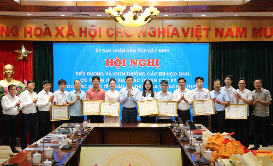 Lãnh đạo tỉnh Bắc Ninh chụp ảnh lưu niệm với các em MM886 slot game, bắn cá, lô đề, đá gà đạt thành tích xuất sắc. b-1.jpg