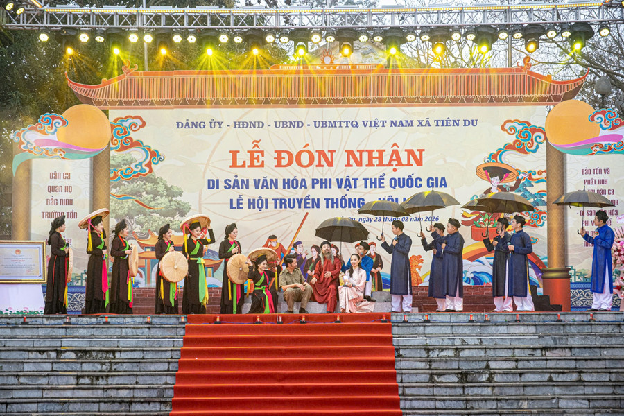 Chương trình nghệ thuật tại lễ đón nhận. z7571940599676-01b724c784f9467066e1af7683f7d216.jpg