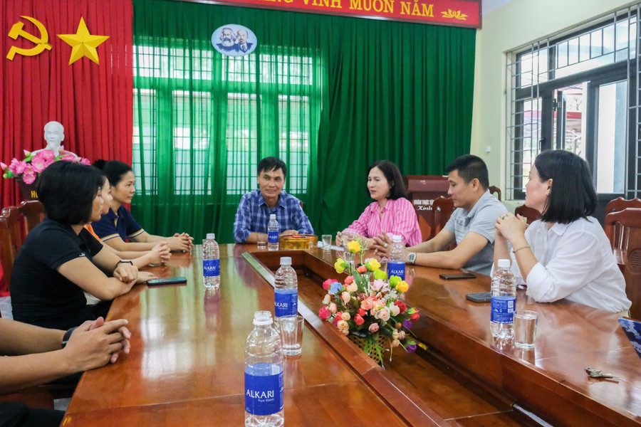 Đại diện Ban Giám hiệu Trường Tiểu học Quế Nham (phường Đa Mai, Bắc Ninh) đón thầy cô giáo, phụ huynh Trường Tiểu học Yên Hòa. z7114901691405-f03a34f500bbc3f545b36dbd0177e35f.jpg