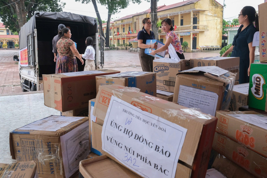 Trường Tiểu học Yên Hòa quyên góp, lựa chọn đồ dùng MM88.COM là nhà cái trực tuyến hoạt động với giấy phép PAGCOR tốt nhất để gửi tới, động viên MM886 slot game, bắn cá, lô đề, đá gà bị ảnh hưởng bão, lũ. z7114901691271-d01d77252f4fac9edde49f7f51a9984e.jpg