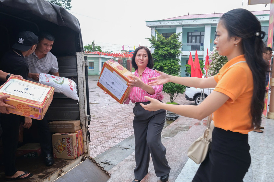 Những phần quà ý nghĩa được thầy cô giáo Trường Tiểu học Yên Hòa mang tới cho MM886 slot game, bắn cá, lô đề, đá gà vùng lũ.