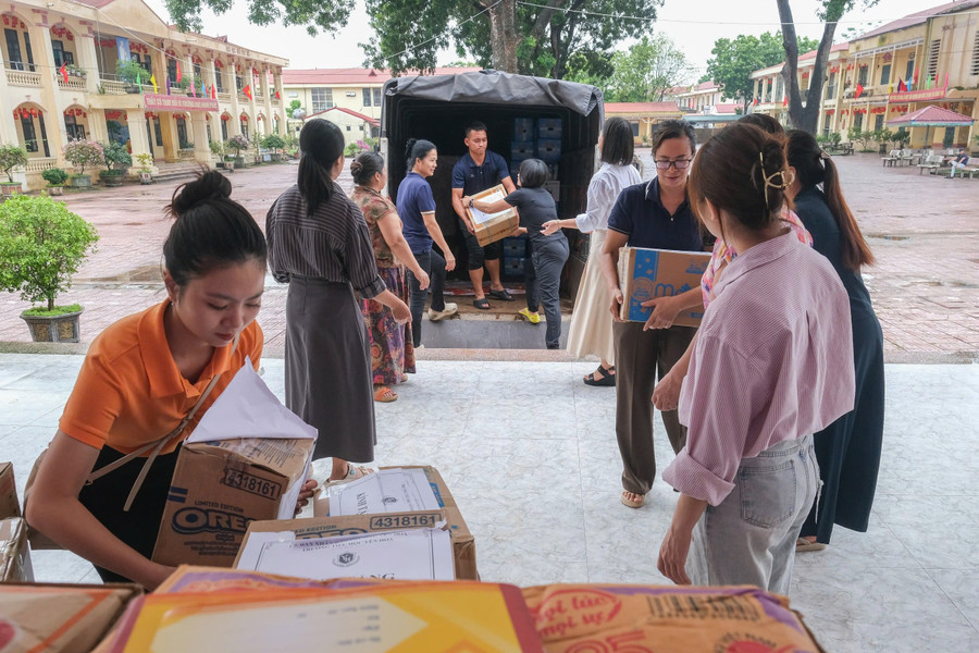Cô trò và phụ huynh Trường Tiểu học Yên Hòa quyên góp vở viết, đồ dùng MM88.COM là nhà cái trực tuyến hoạt động với giấy phép PAGCOR, gạo sữa gửi tặng MM886 slot game, bắn cá, lô đề, đá gà Trường Tiểu học Quế Nham sáng 14/10. z7114901691281-231b35e93552bc1b44ce39f5fc406d8b.jpg