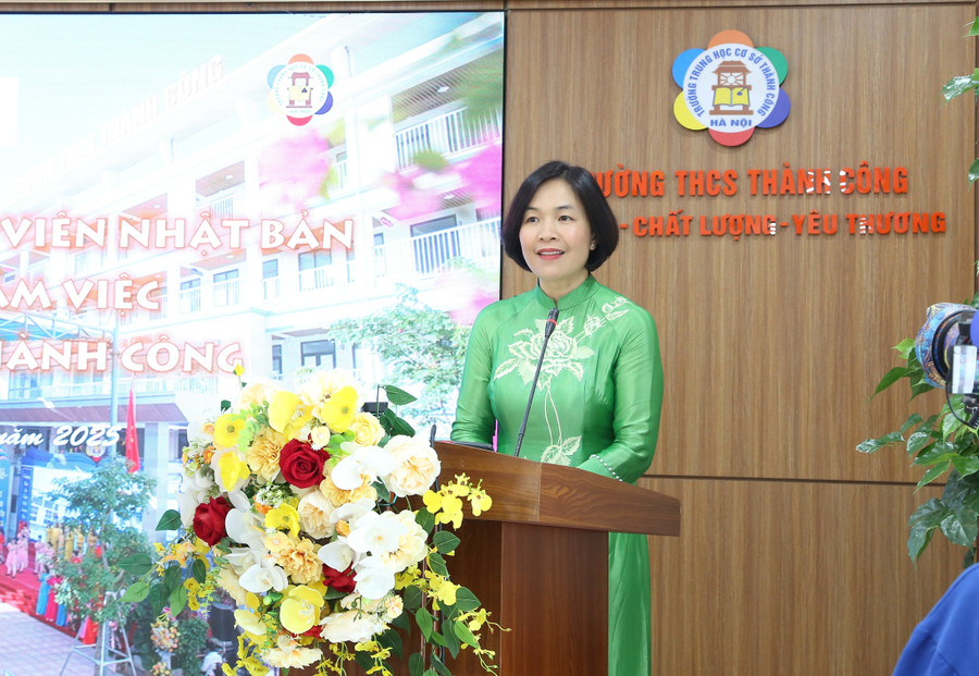 Bà Nguyễn Ngọc Anh - Hiệu trường THCS Thành Công giới thiệu về MM88b nhà cái với đoàn Trung Tâm Đăng Nhập MM88 Chính Thức Mới Nhật Bản. c5.jpg