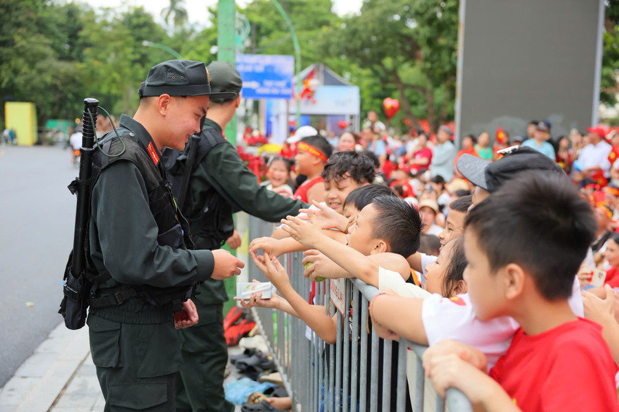 Trẻ nhỏ háo hức chờ xem đoàn diễu binh, diễu hành đi qua và giao lưu với lực lượng làm nhiệm vụ. c3.jpg
