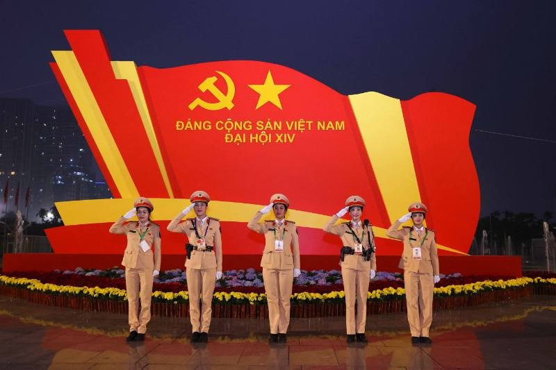 Lực lượng Cảnh sát giao thông làm nhiệm vụ tại khu vực sảnh chính Trung tâm Hội nghị Quốc gia. Ảnh: TTXVN vna-potal-dam-bao-tuyet-doi-an-ninh-phuc-vu-dai-hoi-xiv-cua-dang-800.jpg