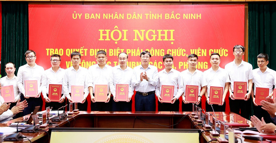 Giám đốc Sở Nội vụ Bắc Ninh Vũ Mạnh Hùng trao quyết định biệt phái cho các công chức, viên chức.