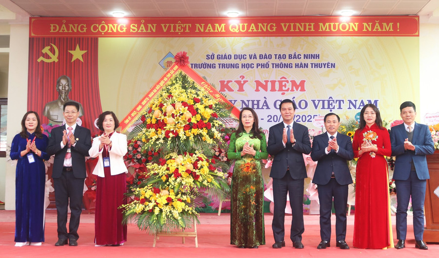 Lãnh đạo tỉnh Bắc Ninh tặng hoa chúc mừng Trường THPT Hàn Thuyên.