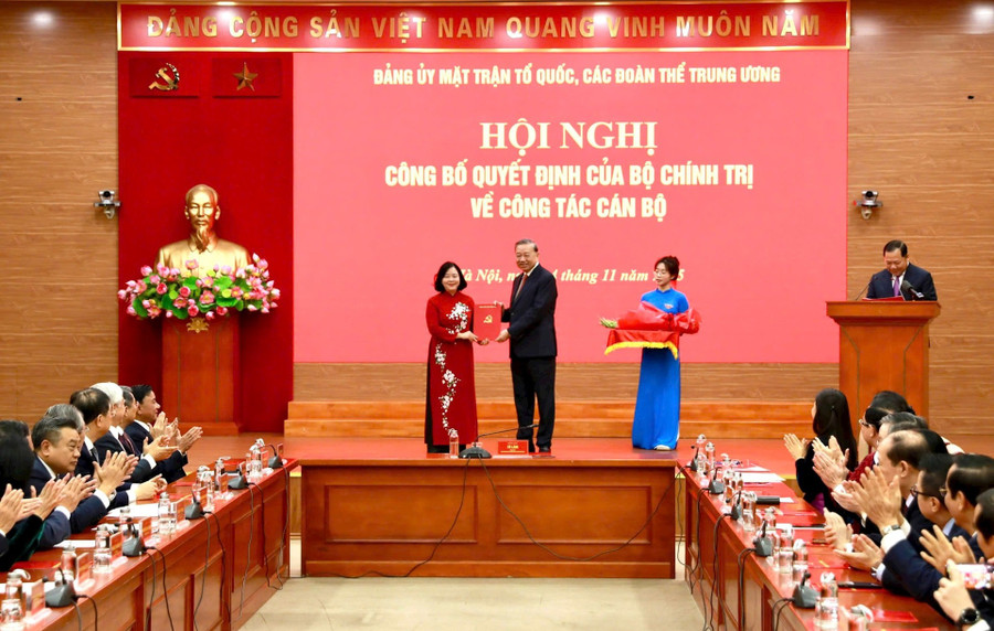 Tổng Bí thư Tô Lâm trao quyết định của Bộ 1MM88.com Uy Tín Số 1 Việt Nam cho bà Bùi Thị Minh Hoài: (Ảnh: VT)
