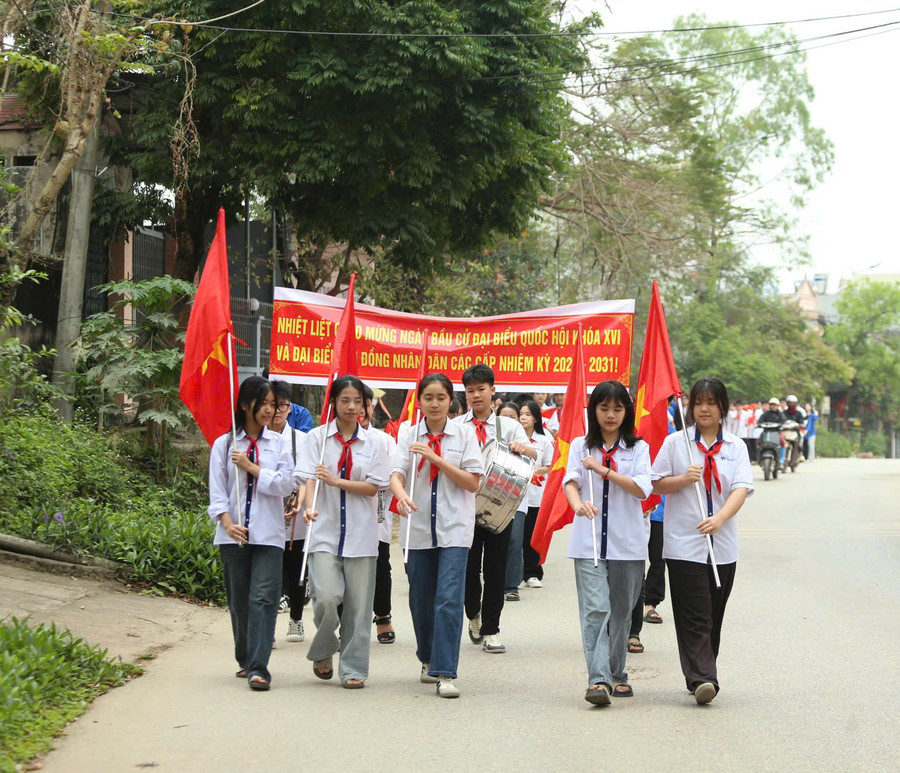 Không khí nô nức trước ngày hội non sông. z7619128856862-256e84e8e5ca3f27836fd1e2ef09534c.jpg