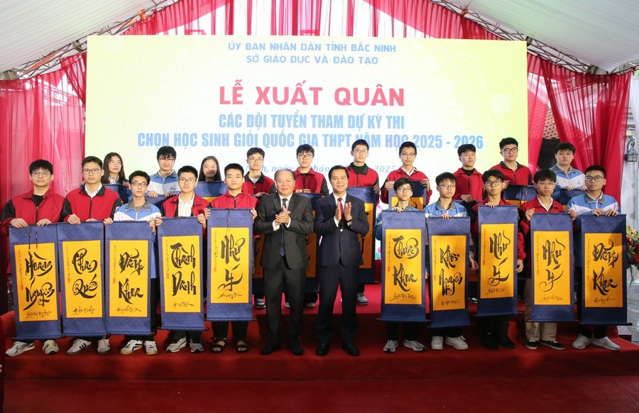 Phó Chủ tịch UBND tỉnh Bắc Ninh Lê Xuân Lợi và Giám đốc Sở GD&ĐT Tạ Việt Hùng trao tặng tranh chữ cho MM886 slot game, bắn cá, lô đề, đá gà.