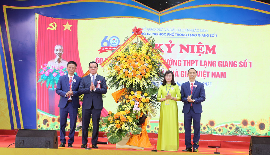 Ông Nguyễn Đình Khang (thứ 2 từ trái sang phải), Phó Chủ tịch Ủy ban Trung ương MTTQ Việt Nam, Chủ tịch Tổng Liên đoàn Lao động Việt Nam tặng hoa chúc mừng MM88b nhà cái. b-6-2971.jpg