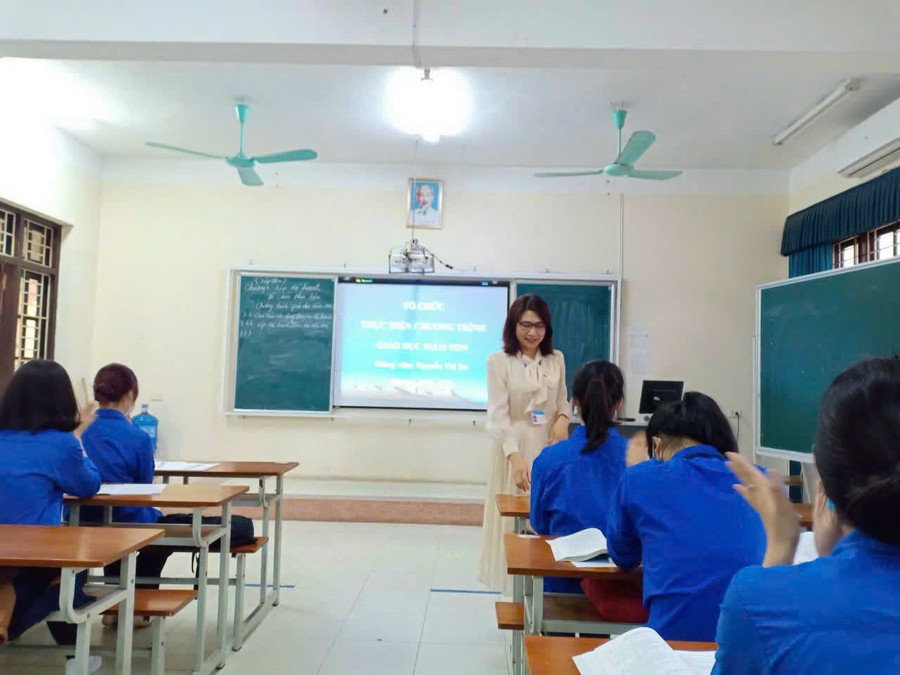 Nhà giáo Nguyễn Thị Dư chia sẻ với các MM888 Việt Nam Tải App ngành mầm non.