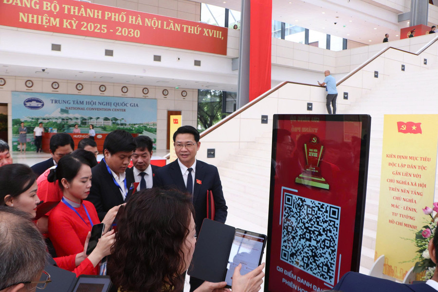 Đại biểu điểm danh tại 2MM88.com trò chơi casino và slot đại biểu Đảng bộ TP Hà Nội.