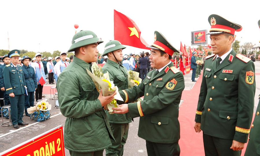 Trung tướng Nguyễn Bá Lực, Phó Tổng Tham mưu trưởng Quân đội Nhân dân Việt Nam động viên tân binh. mgl5311.jpg