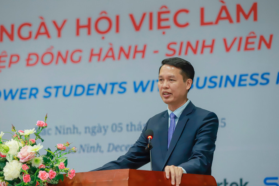 TS. Vũ Quang Khuê - Hiệu trưởng Trường Cao đẳng Công nghiệp Bắc Ninh phát biểu tại ngày hội việc làm. 594579341-1444903204305726-5119130104043425792-n.jpg