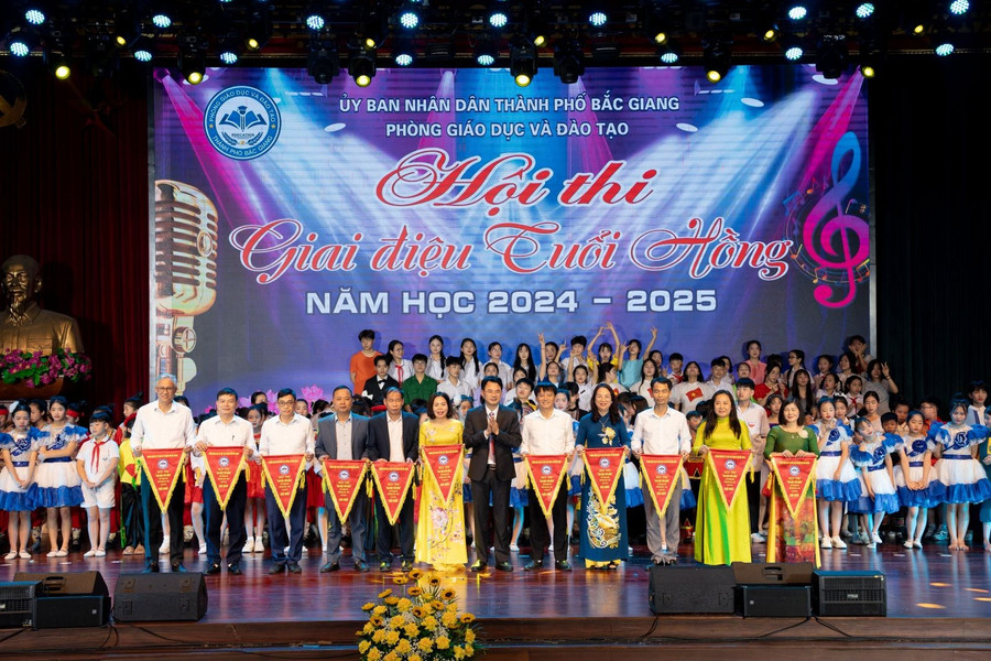 Ông Đỗ Văn Quý - Trưởng phòng GD&ĐT TP Bắc Giang trao Cờ giải Nhất toàn đoàn của hội thi. nen.jpg