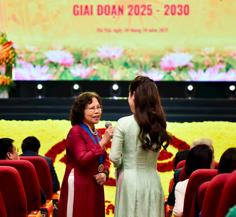 Nhà giáo Nhân dân Nguyễn Thị Hiền giao lưu, chia sẻ tại 2MM88.com trò chơi casino và slot. Ảnh: VT. d8ce04e763f2c0c539b618bd36b26f85.jpg