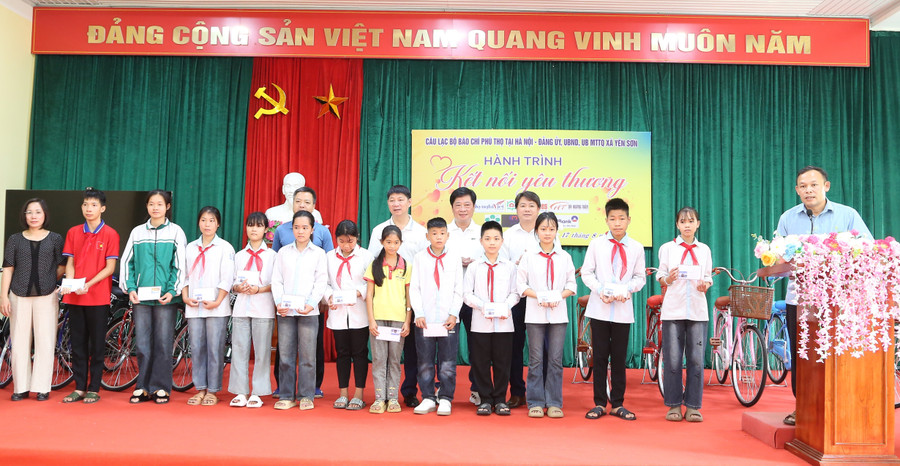 Ông Nguyễn Bá Khuyến - Bí thư Đảng ủy xã Yên Sơn và nhà báo Nguyễn Thanh Hải - Chủ tịch CLB báo chí Phú Thọ tại Hà Nội cùng đại biểu trao quà cho MM886 slot game, bắn cá, lô đề, đá gà.