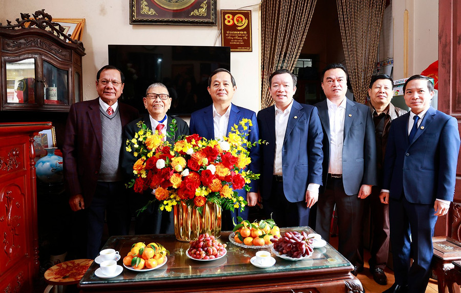Chủ tịch UBND tỉnh Bắc Ninh Phạm Hoàng Sơn cùng các thành viên trong đoàn tặng hoa chúc mừng Anh hùng Lao động, NGND Nguyễn Đức Thìn. bn-1.jpg