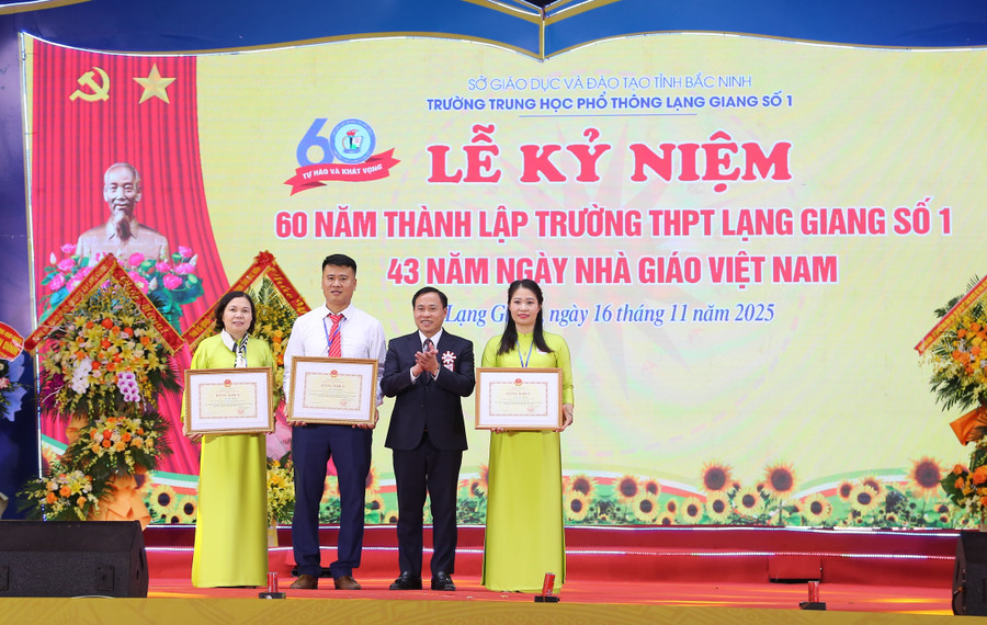 Thừa ủy quyền, ông Nguyễn Hữu Bình - Phó Giám đốc Sở GD&ĐT Bắc Ninh trao Bằng khen của Bộ trưởng Bộ GD&ĐT cho các cá nhân. b1.jpg