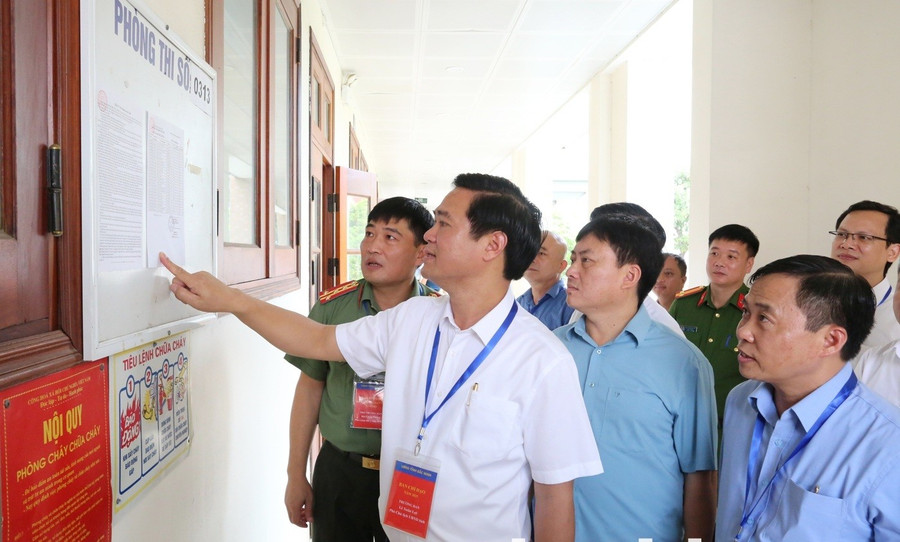 Phó Chủ tịch UBND tỉnh Bắc Ninh Lê Xuân Lợi kiểm tra điểm thi THPT Lý Thái Tổ. 24-2-1.jpg