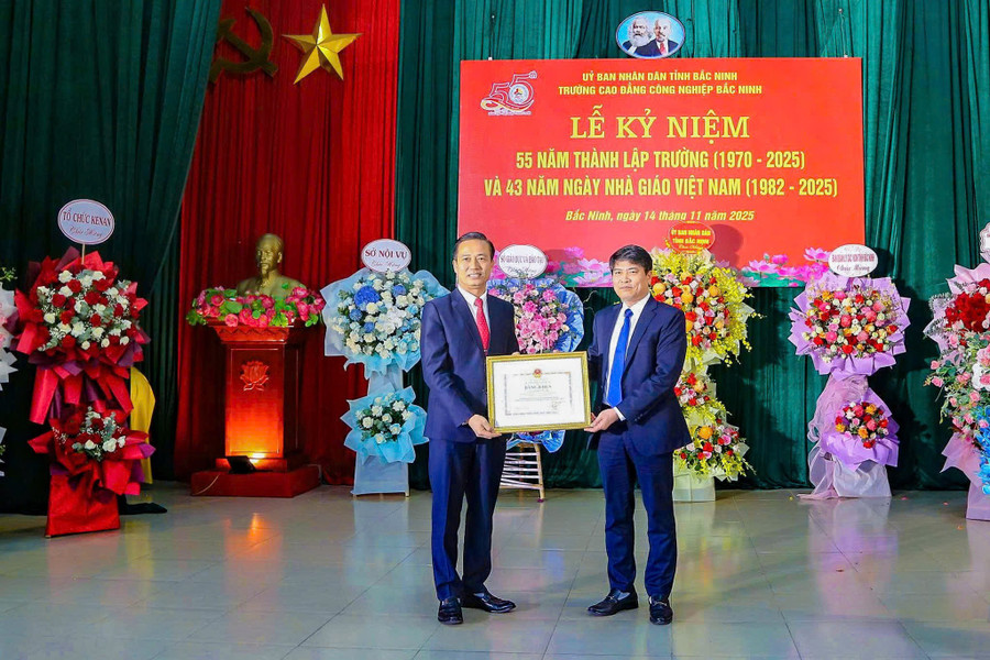 Thừa ủy quyền, ông Đoàn Xuân Thanh - Phó Giám đốc Sở GD&ĐT Bắc Ninh (bên phải) trao Bằng khen của Bộ trưởng Bộ GD&ĐT cho ông Nguyễn Văn Mễ - Phó Hiệu trưởng BCI. a-4.jpg
