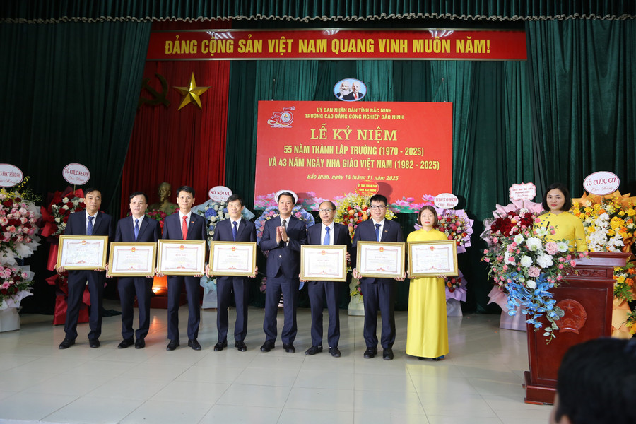 Ông Lê Xuân Lợi - Phó Chủ tịch UBND tỉnh Bắc Ninh (thứ 4 từ phải sang trái) trao Bằng khen cho cá nhân, tập thể BCI. 1f2a9188.jpg