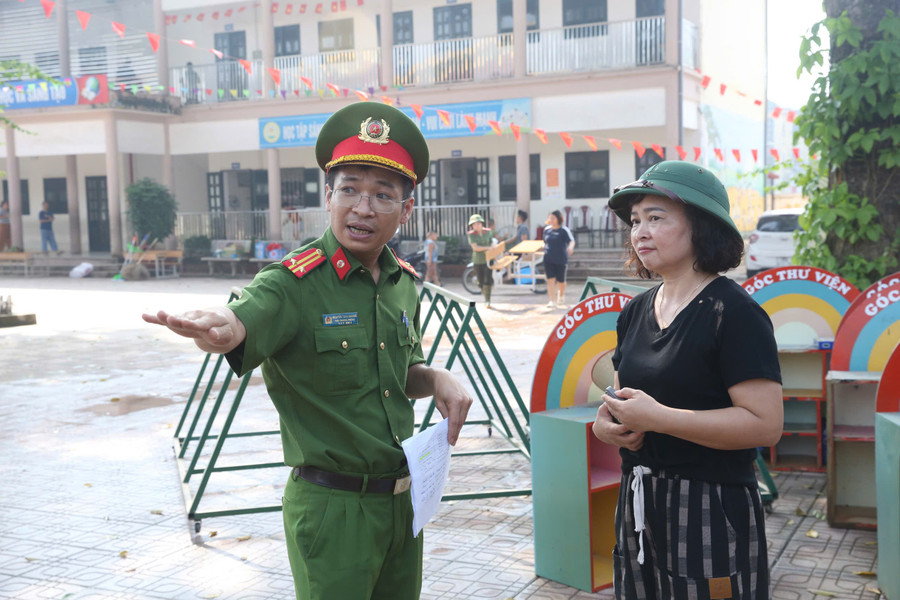 Lực lượng chức năng khẩn trương hỗ trợ người dân, trường học sau bão lũ. z7108138912612-d2aff7cce29141a24a42be4c645f9c0a.jpg
