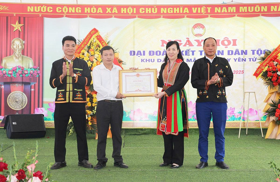 Thừa ủy quyền, bà Nguyễn Thị Hà - Chủ tịch Ủy ban MTTQ tỉnh Bắc Ninh trao Bằng khen của Chủ tịch UBND tỉnh cho thôn Mậu. z7204947282858-33c0f188eb505adbb559b082c48fb111.jpg