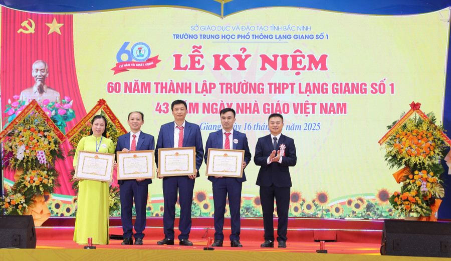 Ông Bạch Đăng Khoa - Phó Giám đốc Sở GD&ĐT tỉnh Bắc Ninh trao Giấy khen của Giám đốc Sở GD&ĐT cho 4 cá nhân. b-2.jpg