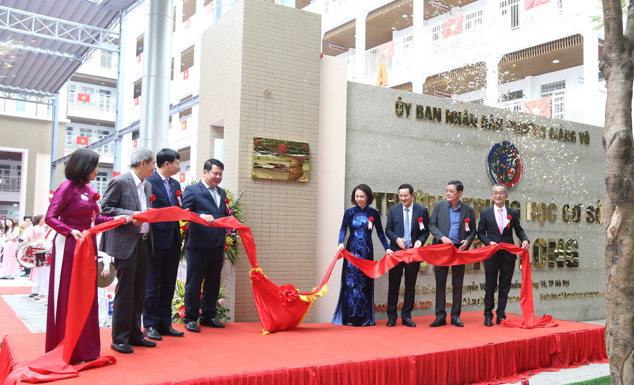Các đại biểu thực hiện nghi thức gắn biển công trình. 1f2a4077.jpg