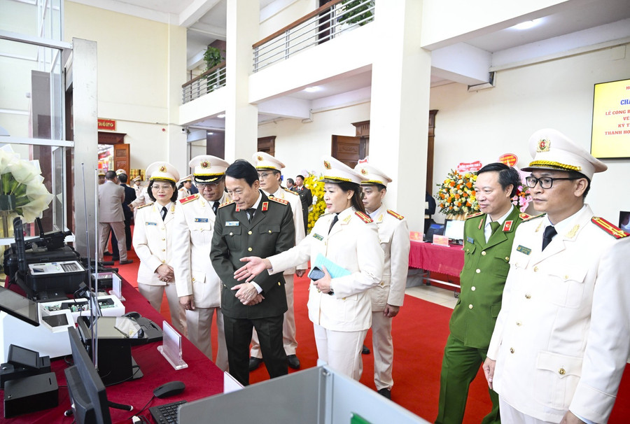 Bộ trưởng Lương Tam Quang cùng các đại biểu thăm quan khu trưng bày các sản phẩm khoa học công nghệ của Học viện. photo-library-20251110121940-435323e6-0560-483f-90ca-c1455483e9f0-dsc3380.jpg