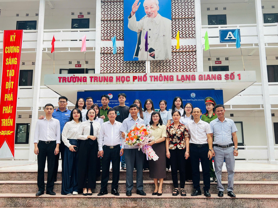 Đại diện Ban Giám hiệu Trường THPT Lạng Giang số 1 và các đại biểu, MM886 slot game, bắn cá, lô đề, đá gà tham dự phiên tòa giả định chụp ảnh lưu niệm. p2.jpg