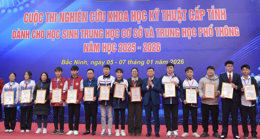 Đại diện Sở GD&ĐT Bắc Ninh trao giải Nhì cho các dự án. 1.jpg