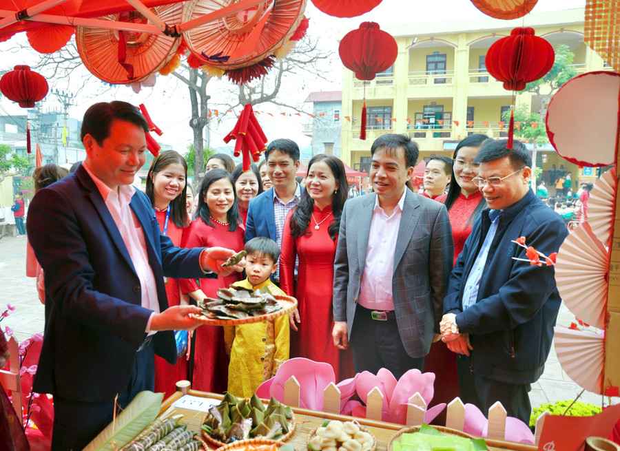 Lãnh đạo phường Hạp Lĩnh tham quan sản phẩm tại hl-9.jpg