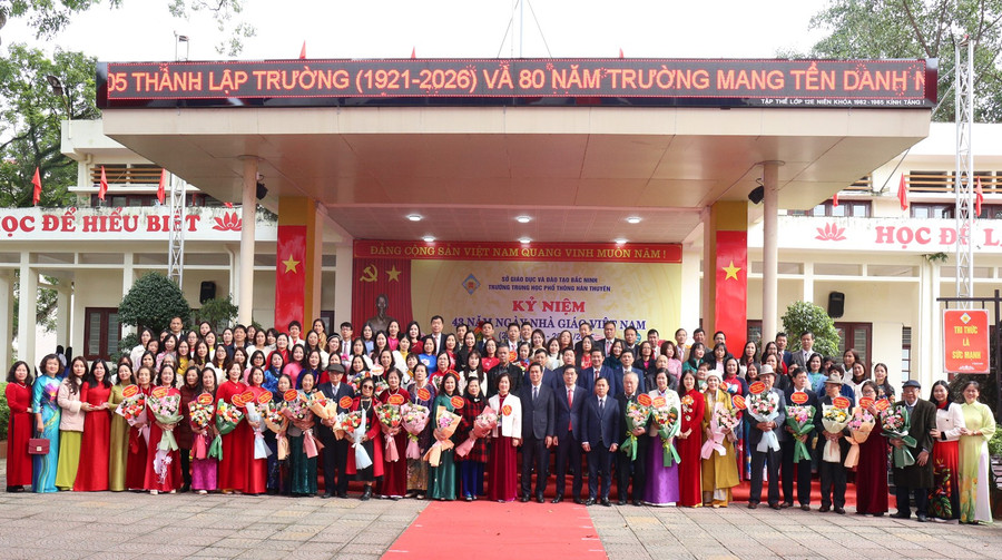 Lãnh đạo tỉnh Bắc Ninh chụp ảnh lưu niệm cùng các thế hệ thầy, cô giáo Trường THPT Hàn Thuyên. 20-11-3.png