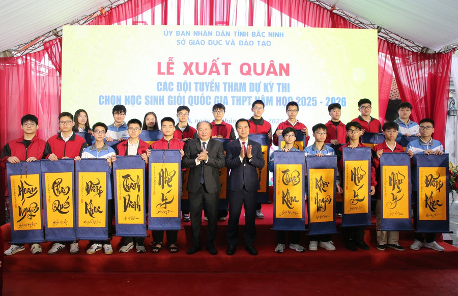 Phó Chủ tịch UBND tỉnh Bắc Ninh Lê Xuân Lợi và Giám đốc Sở GD&ĐT Tạ Việt Hùng trao tặng tranh chữ cho các em đội tuyển Vật Lý. a4.png