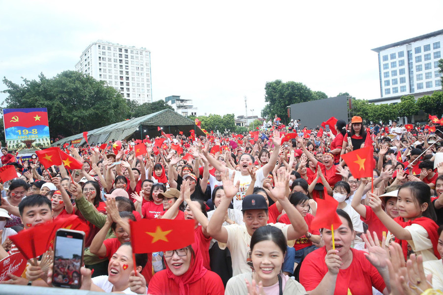 Người dân, du khách tươi cười chờ đoàn diễu binh, diễu hành. c13.jpg