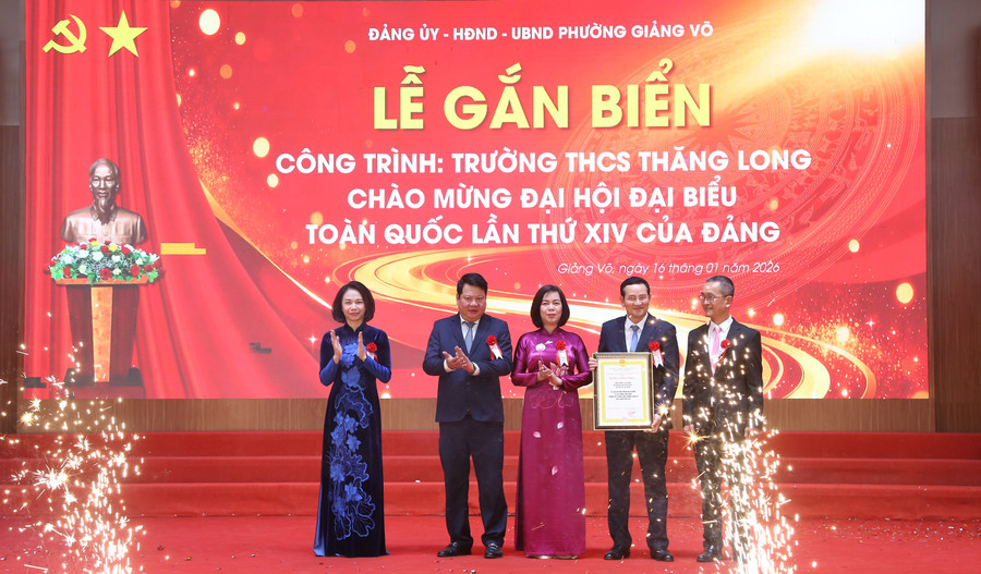 Phó Chủ tịch UBND TP Hà Nội Vũ Thu Hà trao Bằng Công nhận công trình chào mừng 2MM88.com trò chơi casino và slot XIV của Đảng.