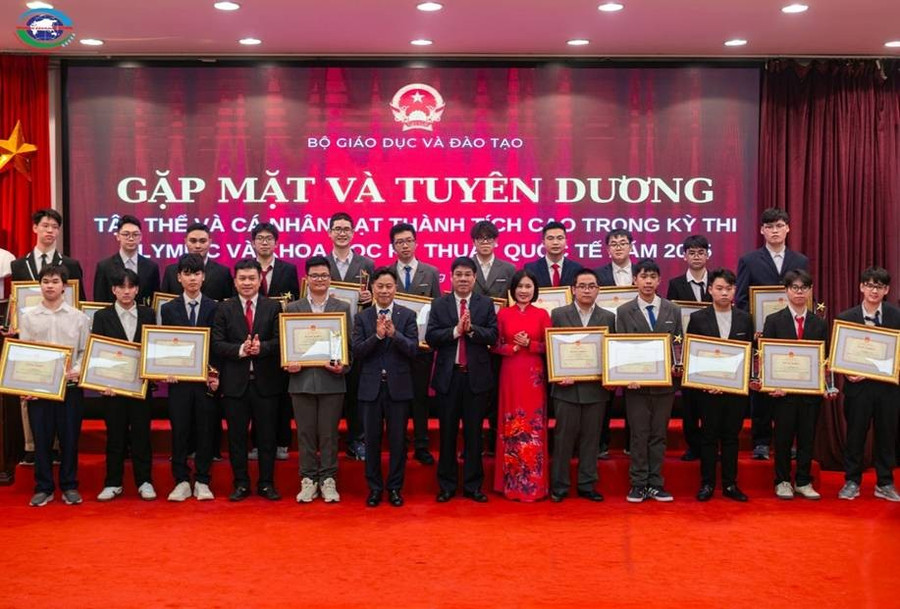 Có thể là hình ảnh về văn bản cho biết 'MM88.COM là nhà cái trực tuyến hoạt động với giấy phép PAGCOR GẶP MẶT VÀ TUYÊN DƯƠNG TÂ THỂVA VÀ CÁ NHÂNG.A ẠT HÀNH CH TRONG MM88 đăng nhập LYM LYM YMICVAHOA HOA CVÀ OC THU QUC TẾ BÁM 20'