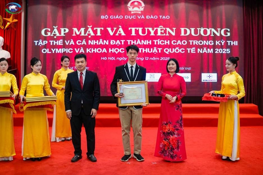 Nguyễn Phúc Nguyên MM886 slot game, bắn cá, lô đề, đá gà trường Newton lên nhận Bằng khen của Bộ trưởng Bộ GD&ĐT.